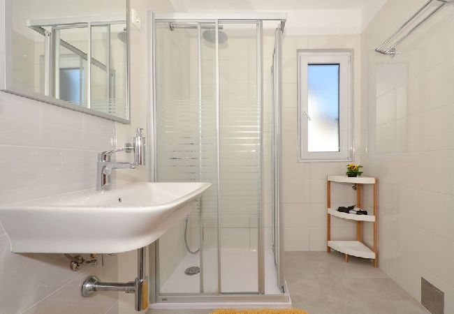 Appartement à Seget Vranjica - Appartement dans Seget Vranjica avec vue mer, Balcon, Climatisation, WIFI (91-3) Appartement à Seget Vranjica - Appartement dans Seget Vranjica avec vue mer, Balcon, Climatisation, WIFI (91-3)