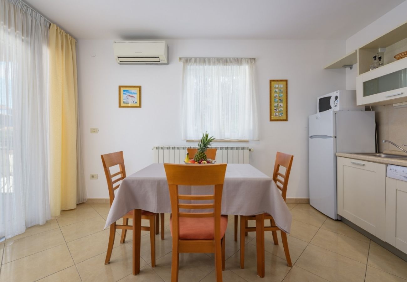 Appartement à Bašanija - Appartement dans Bašanija avec terrasse, Climatisation, WIFI, Machine à laver (113-1)