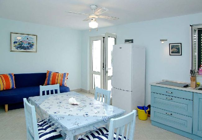 Appartement à Vela Luka - Appartement dans Tri Porte (Potirna) avec vue mer, terrasse, Climatisation, WIFI (5208-2) Appartement à Vela Luka - Appartement dans Tri Porte (Potirna) avec vue mer, terrasse, Climatisation, WIFI (5208-2)