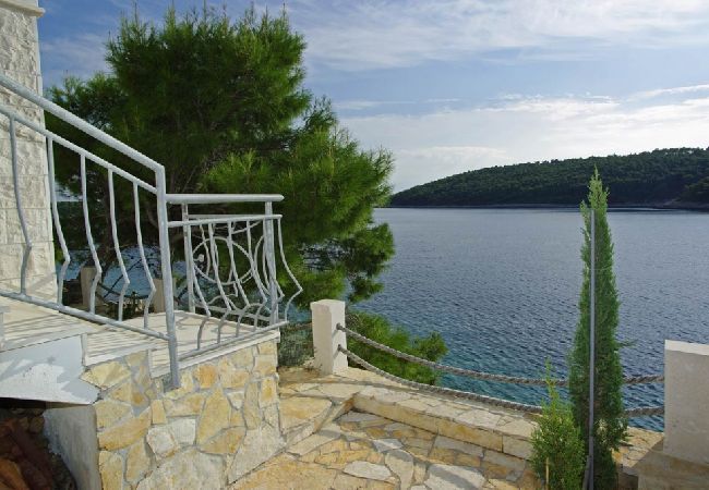 Appartement à Vela Luka - Appartement dans Tri Porte (Potirna) avec vue mer, terrasse, Climatisation, WIFI (5208-2) Appartement à Vela Luka - Appartement dans Tri Porte (Potirna) avec vue mer, terrasse, Climatisation, WIFI (5208-2)