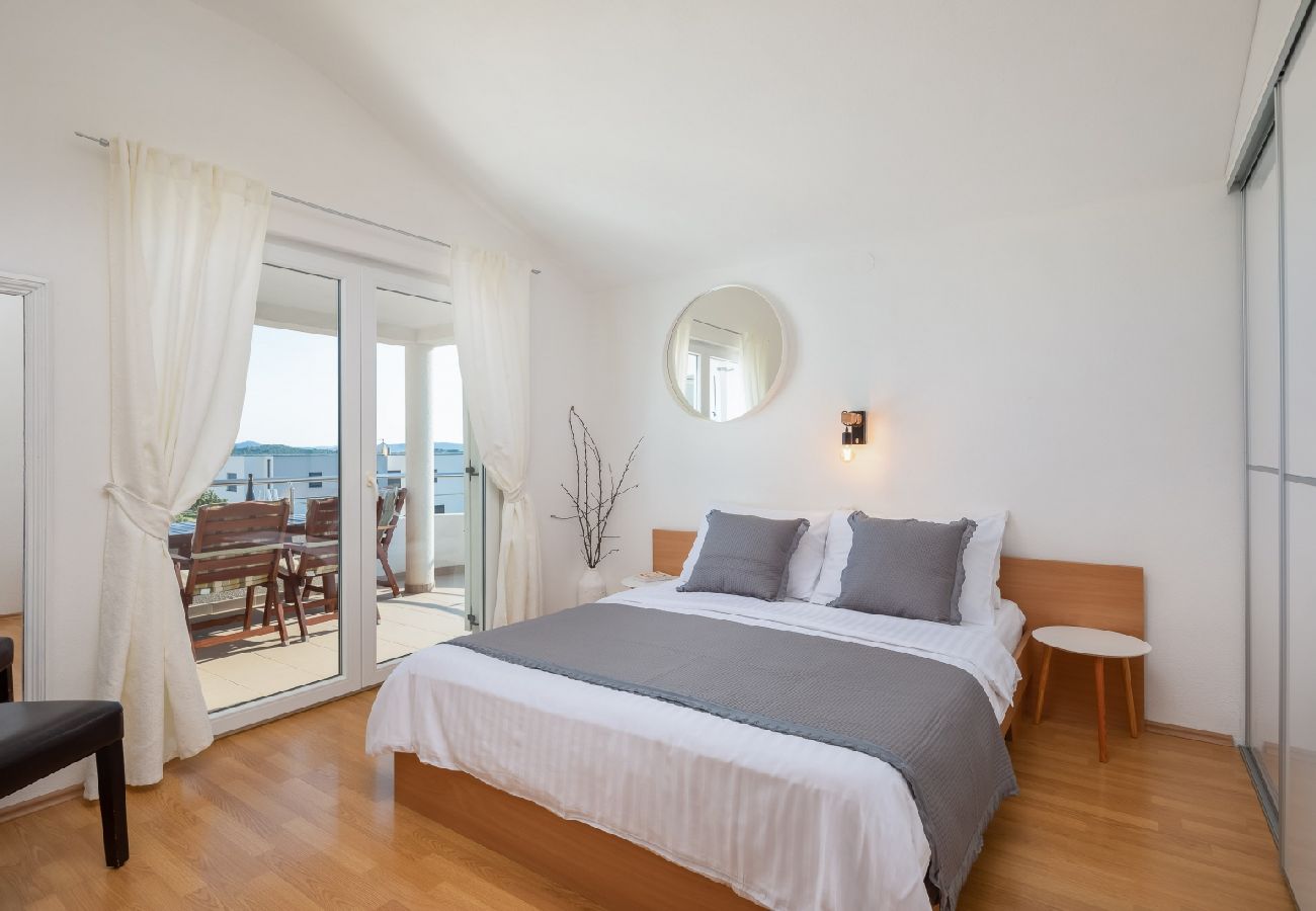 Appartement à Vodice - Appartement dans Vodice avec vue mer, terrasse, Climatisation, WIFI (94-8)