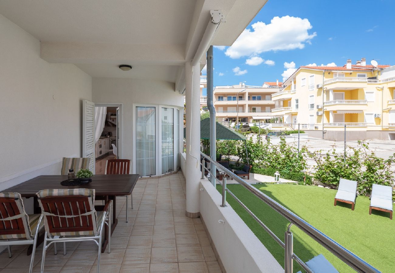 Appartement à Vodice - Appartement dans Vodice avec vue mer, terrasse, Climatisation, WIFI (94-11)