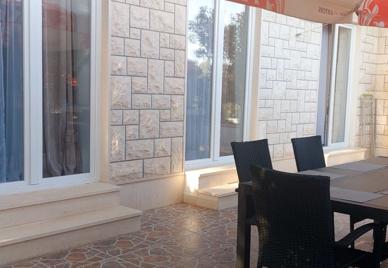 Appartement à Duce - Appartement dans Duće avec terrasse, Climatisation, WIFI, Machine à laver (122-1)