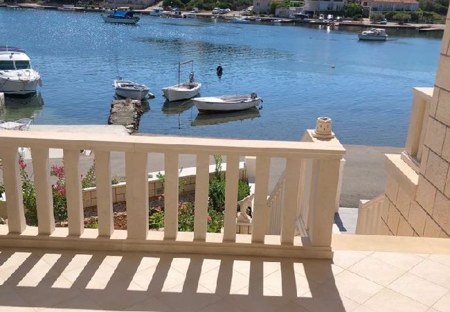 Appartement à Lumbarda - Appartement dans Lumbarda avec vue mer, terrasse, Climatisation, WIFI (128-1) Appartement à Lumbarda - Appartement dans Lumbarda avec vue mer, terrasse, Climatisation, WIFI (128-1)