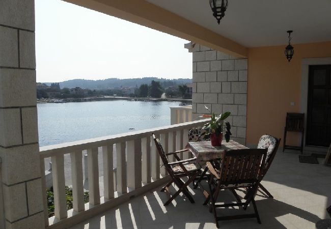 Appartement à Lumbarda - Appartement dans Lumbarda avec vue mer, terrasse, Climatisation, WIFI (128-2) Appartement à Lumbarda - Appartement dans Lumbarda avec vue mer, terrasse, Climatisation, WIFI (128-2)