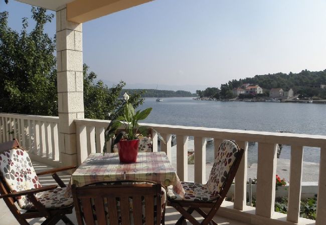 Appartement à Lumbarda - Appartement dans Lumbarda avec vue mer, terrasse, Climatisation, WIFI (128-2) Appartement à Lumbarda - Appartement dans Lumbarda avec vue mer, terrasse, Climatisation, WIFI (128-2)