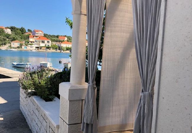 Studio à Lumbarda - Appartement Studio dans Lumbarda avec vue mer, terrasse, Climatisation, WIFI (128-3) Studio à Lumbarda - Appartement Studio dans Lumbarda avec vue mer, terrasse, Climatisation, WIFI (128-3)