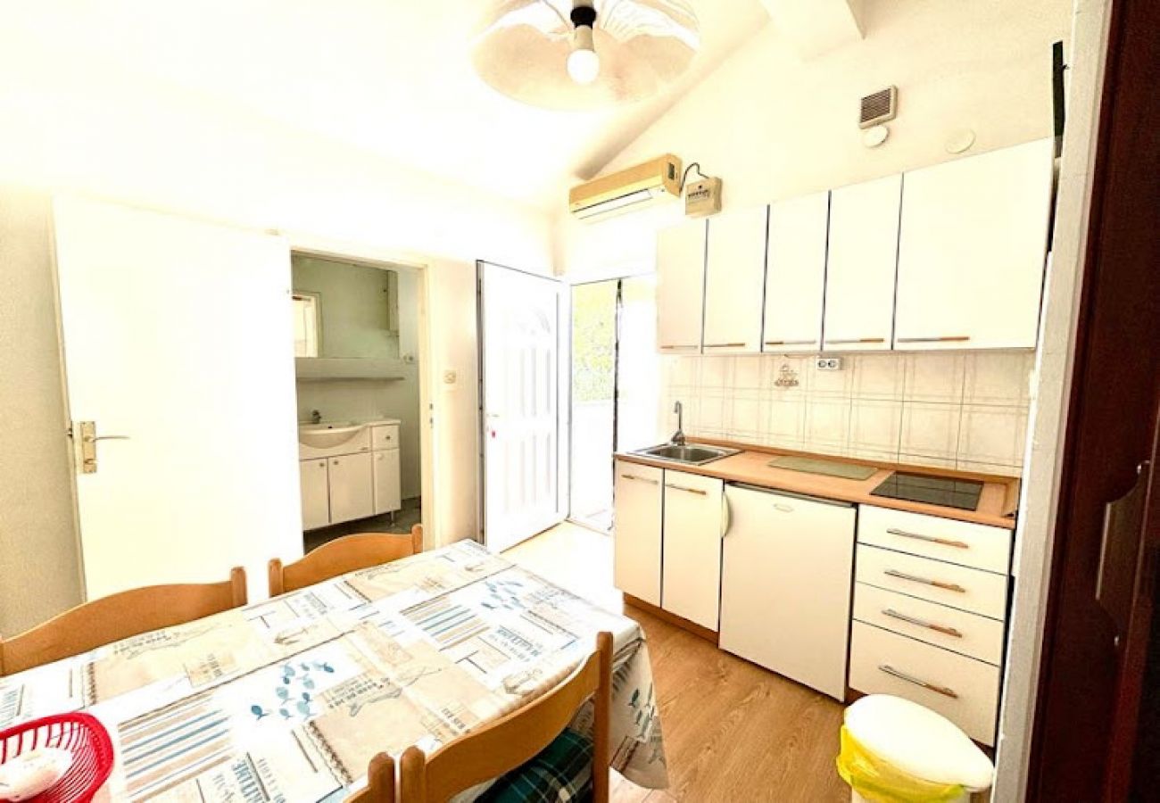 Appartement à Sukošan - Appartement dans Sukošan avec terrasse, Climatisation, WIFI (131-1)