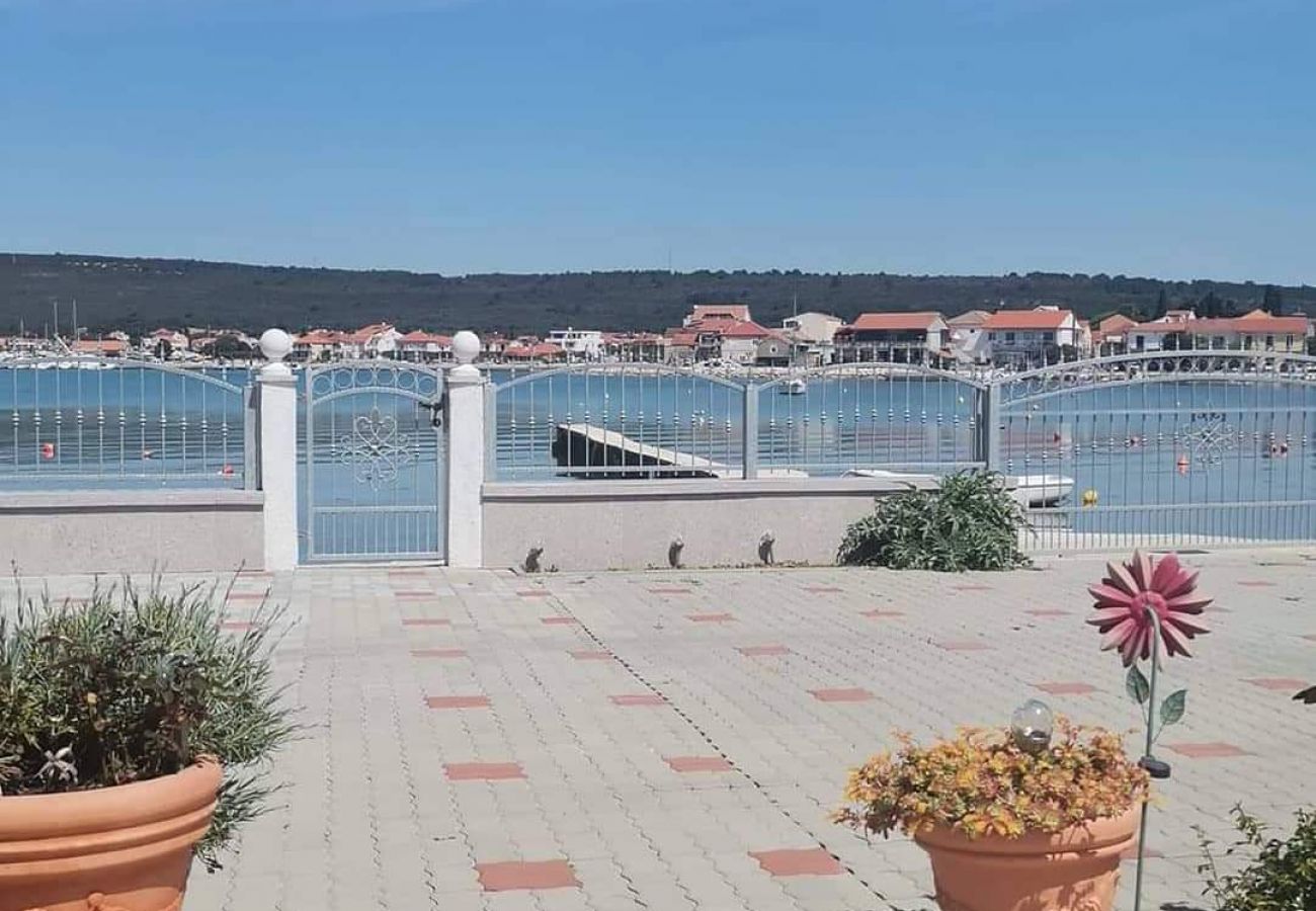 Appartement à Sukošan - Appartement dans Sukošan avec terrasse, Climatisation, WIFI (131-1)