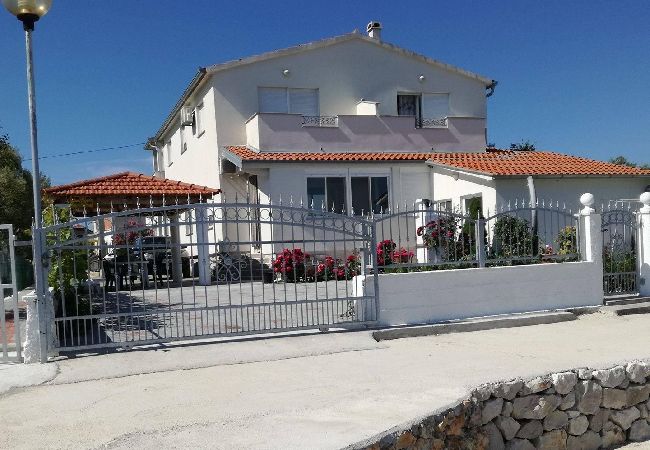 Appartement à Sukošan - Appartement dans Sukošan avec terrasse, Climatisation, WIFI (131-3) Appartement à Sukošan - Appartement dans Sukošan avec terrasse, Climatisation, WIFI (131-3)