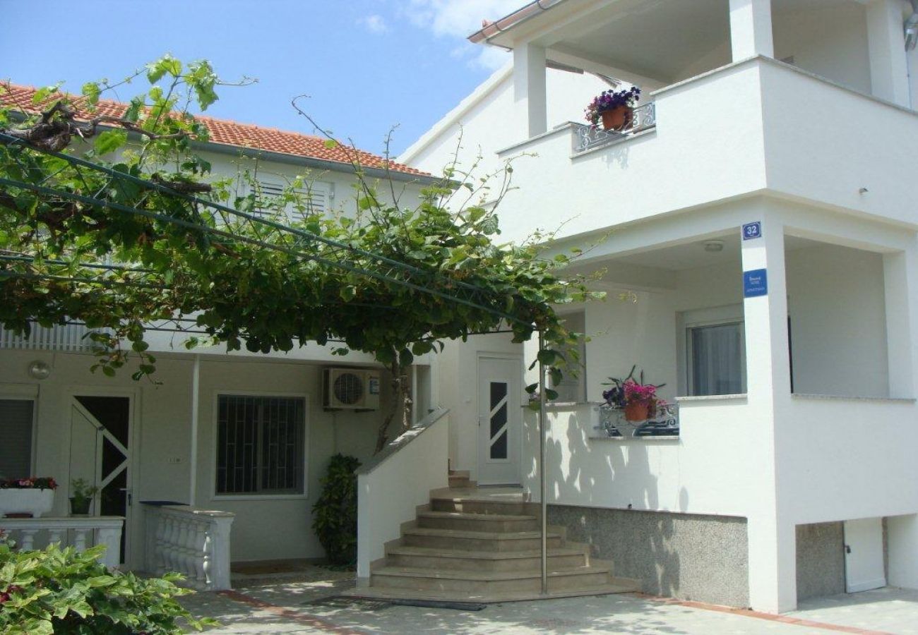 Appartement à Sukošan - Appartement dans Sukošan avec terrasse, Climatisation, WIFI (131-4)