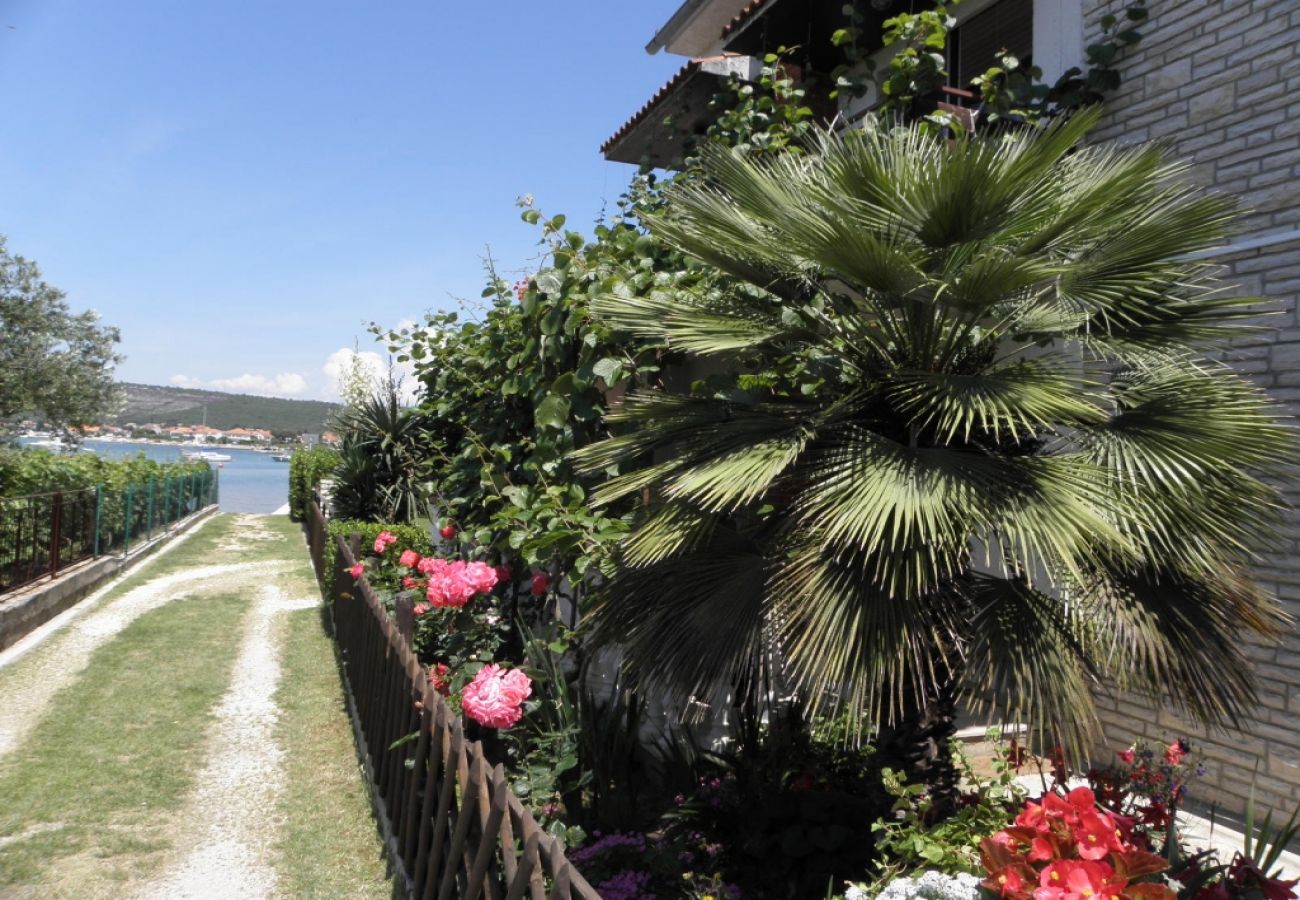 Appartement à Sukošan - Appartement dans Sukošan avec vue mer, terrasse, Climatisation, Machine à laver (151-2)