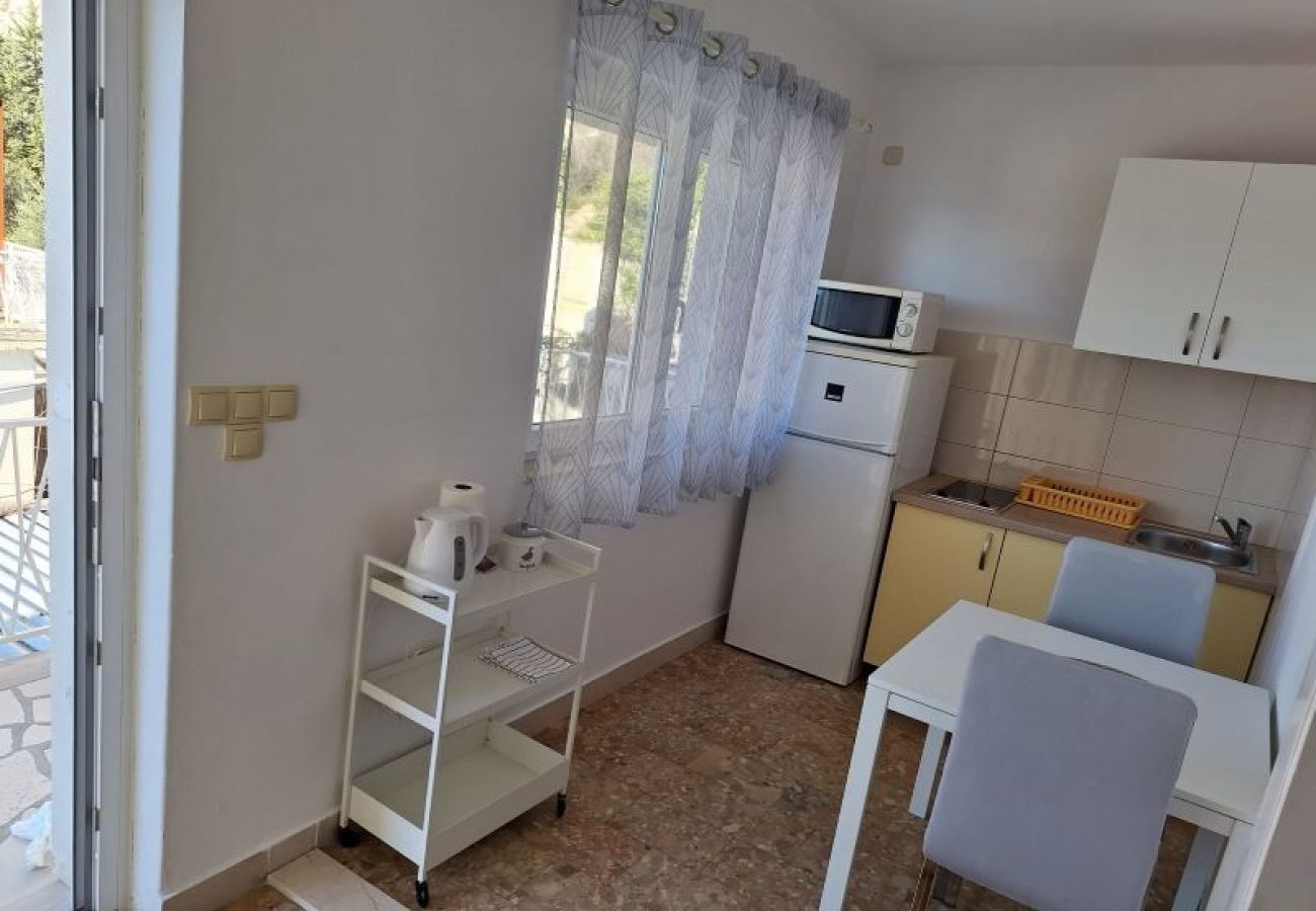 Appartement à Omiš - Appartement dans Omiš avec vue mer, Balcon, Climatisation, WIFI (161-1)