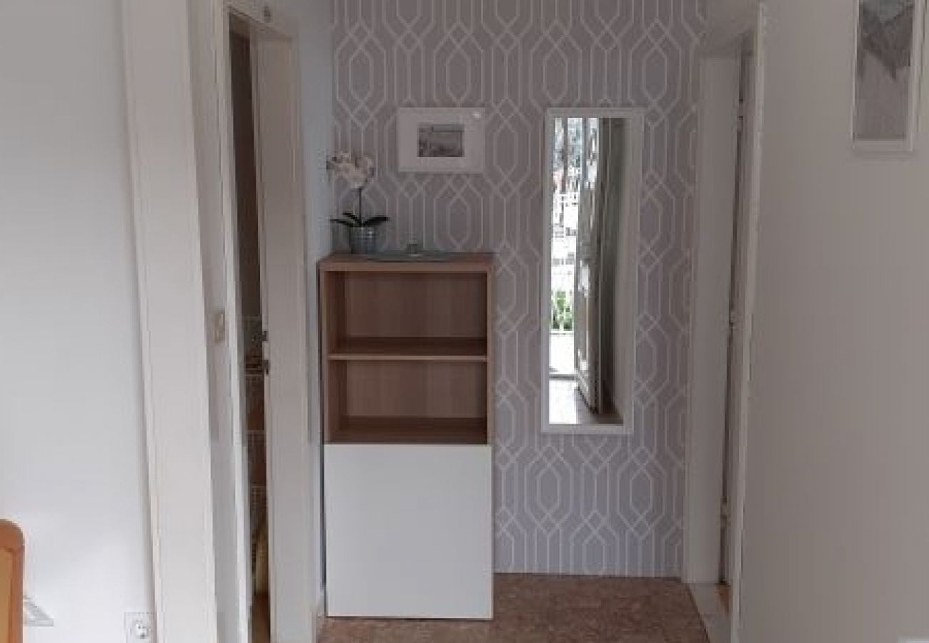 Appartement à Omiš - Appartement dans Omiš avec vue mer, Balcon, Climatisation, WIFI (161-1)