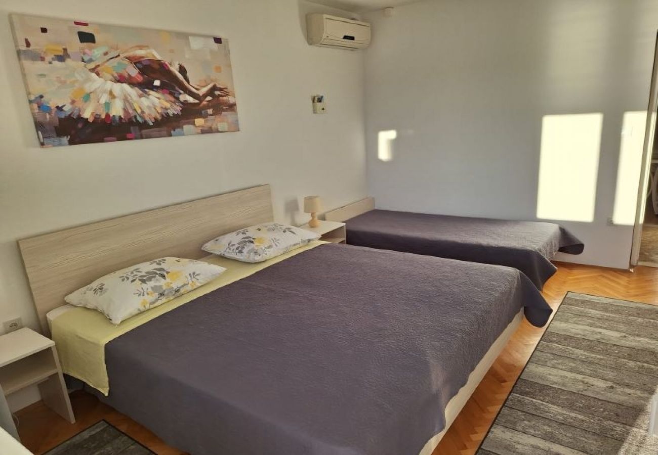 Appartement à Omiš - Appartement dans Omiš avec vue mer, Balcon, Climatisation, WIFI (161-1)