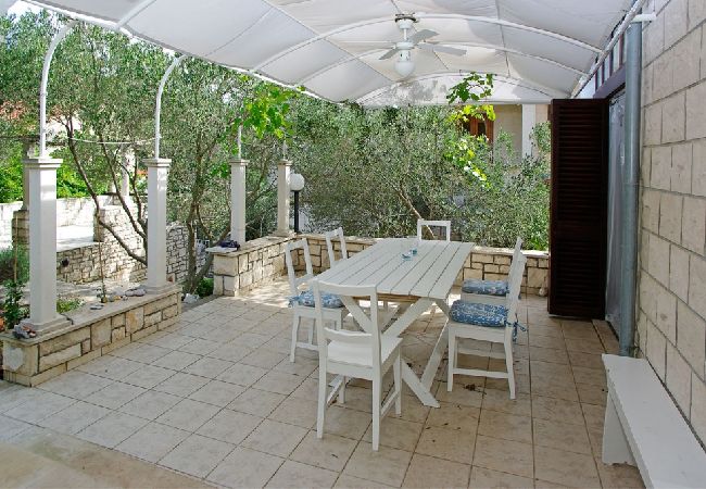 Maison à Vela Luka - Maison de vacances dans Tri Porte (Potirna) avec vue mer, terrasse, Climatisation, WIFI (166-1) Maison à Vela Luka - Maison de vacances dans Tri Porte (Potirna) avec vue mer, terrasse, Climatisation, WIFI (166-1)