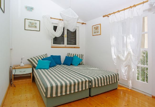 Maison à Vela Luka - Maison de vacances dans Tri Porte (Potirna) avec vue mer, terrasse, Climatisation, WIFI (166-1) Maison à Vela Luka - Maison de vacances dans Tri Porte (Potirna) avec vue mer, terrasse, Climatisation, WIFI (166-1)