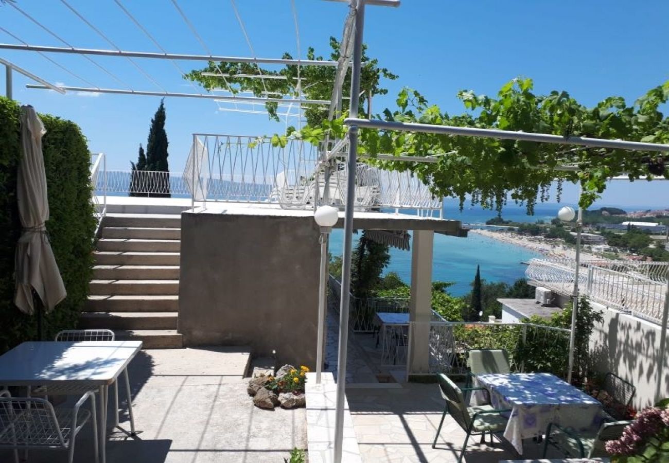 Appartement à Omiš - Appartement dans Omiš avec vue mer, terrasse, WIFI (161-2)