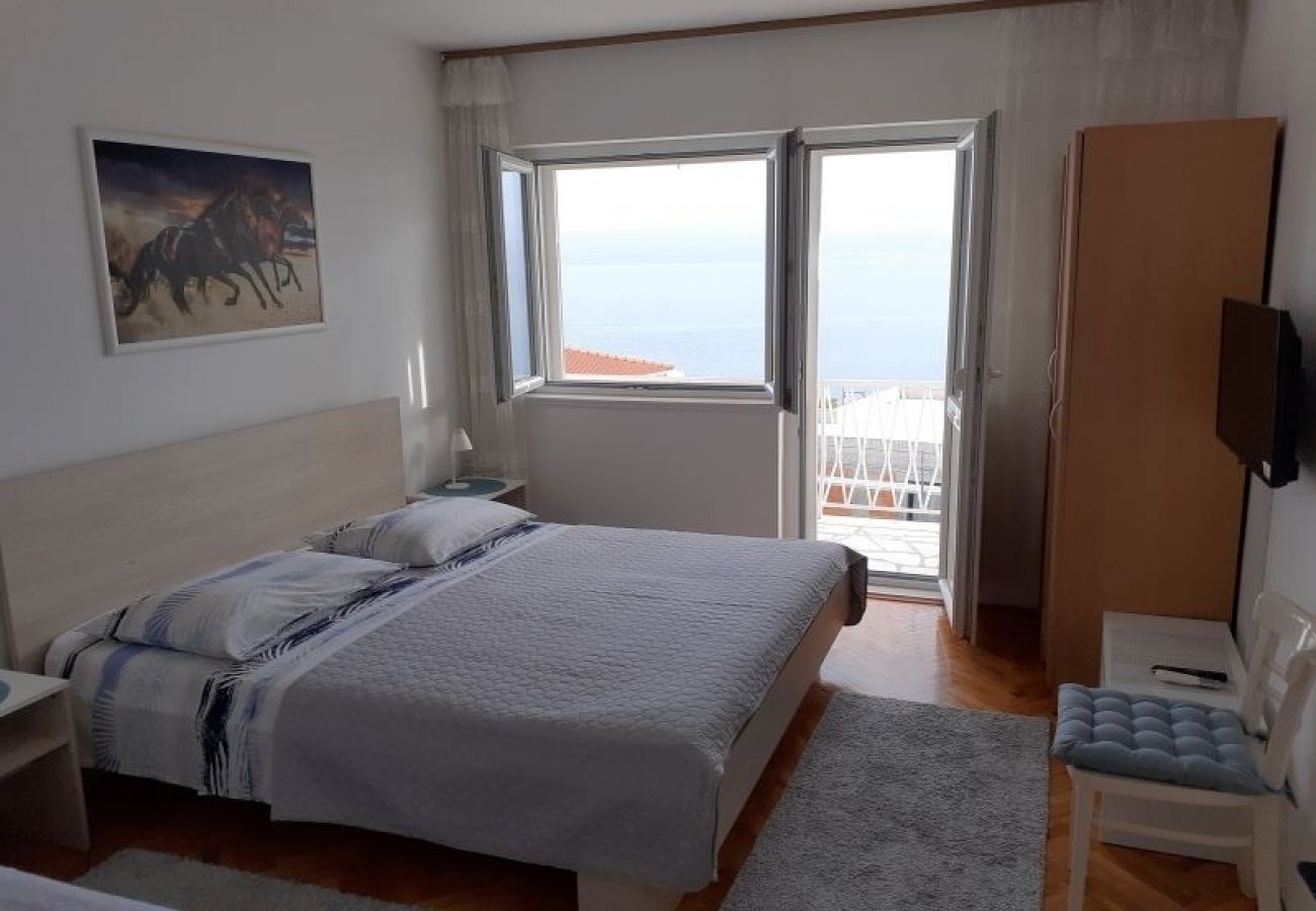 Appartement à Omiš - Appartement dans Omiš avec vue mer, Balcon, Climatisation, WIFI (161-3)