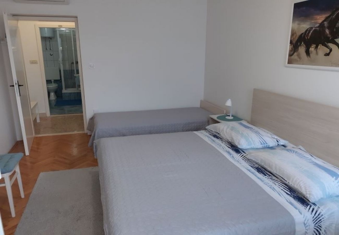 Appartement à Omiš - Appartement dans Omiš avec vue mer, Balcon, Climatisation, WIFI (161-3)