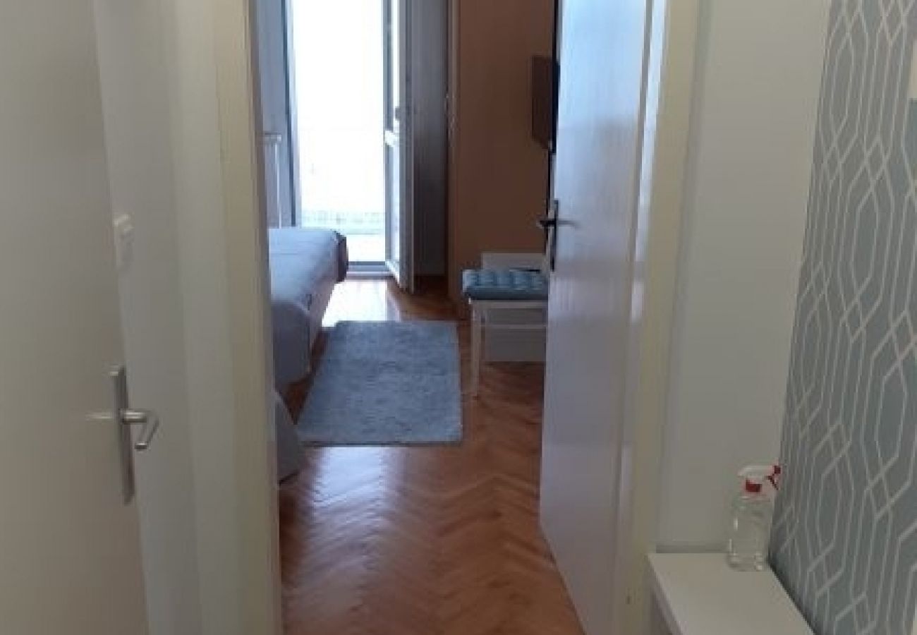 Appartement à Omiš - Appartement dans Omiš avec vue mer, Balcon, Climatisation, WIFI (161-3)