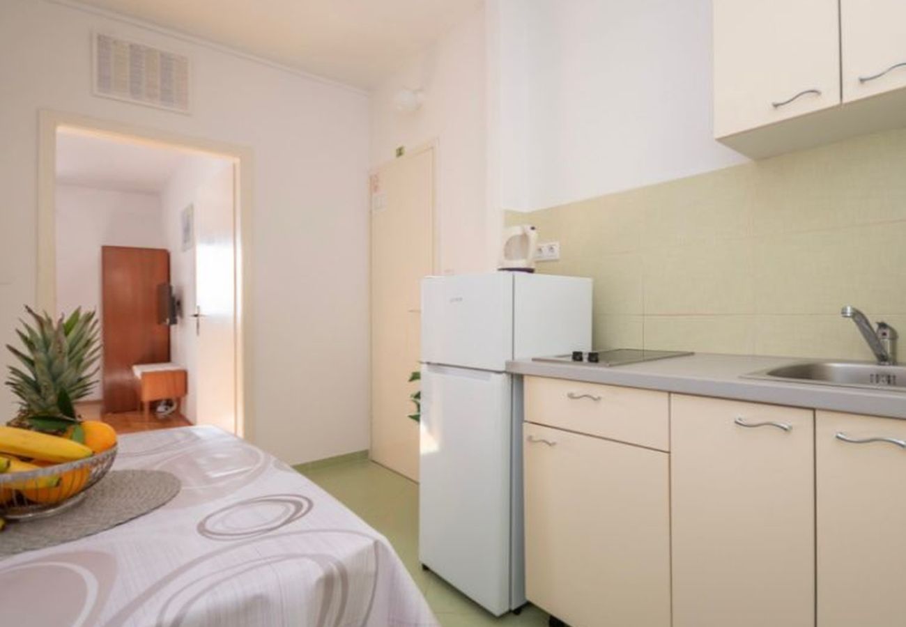 Appartement à Omiš - Appartement dans Omiš avec vue mer, Balcon, Climatisation, WIFI (161-4)