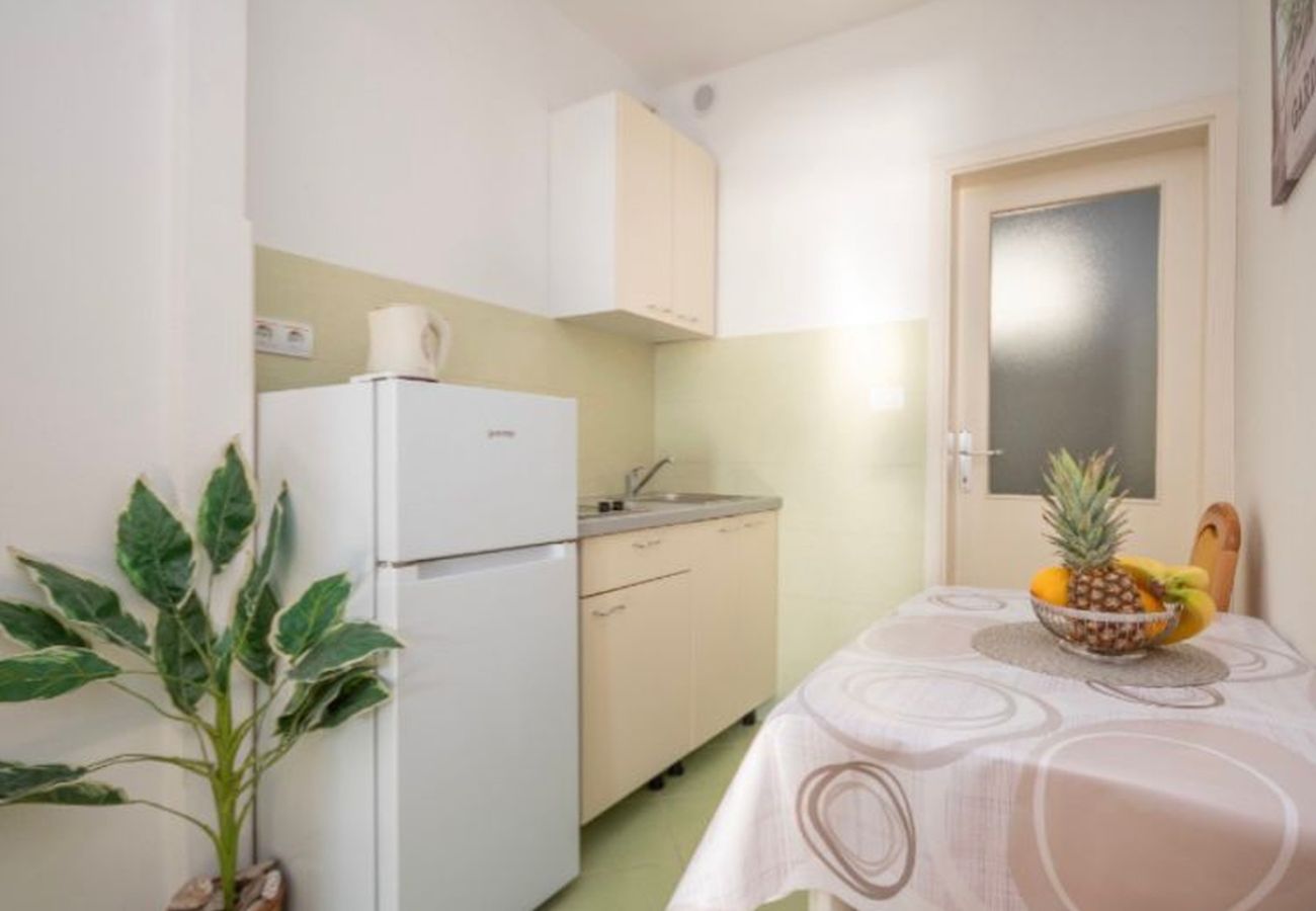 Appartement à Omiš - Appartement dans Omiš avec vue mer, Balcon, Climatisation, WIFI (161-4)