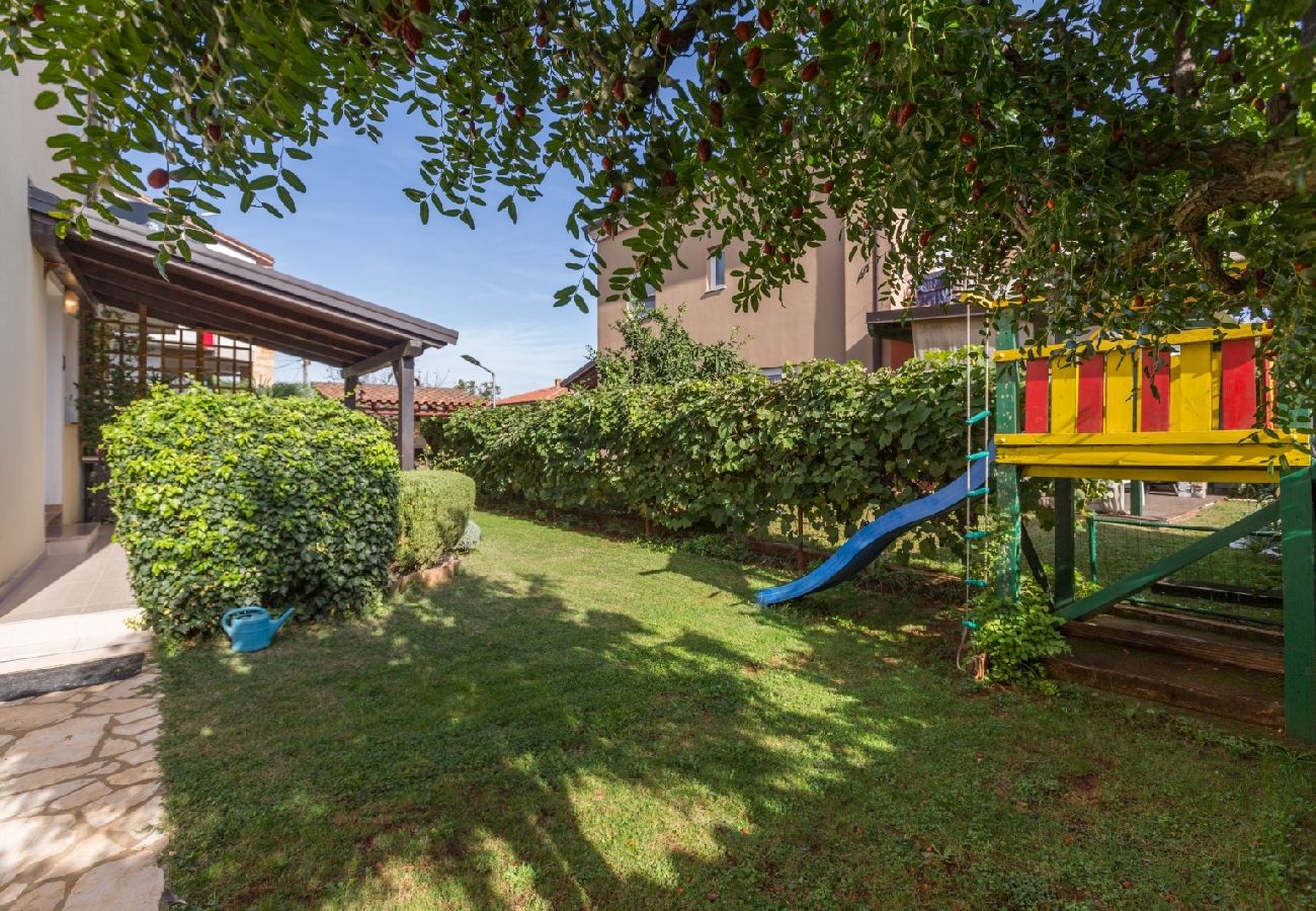 Appartement à Umag - Appartement dans Umag avec terrasse, Climatisation, WIFI, Machine à laver (244-2)