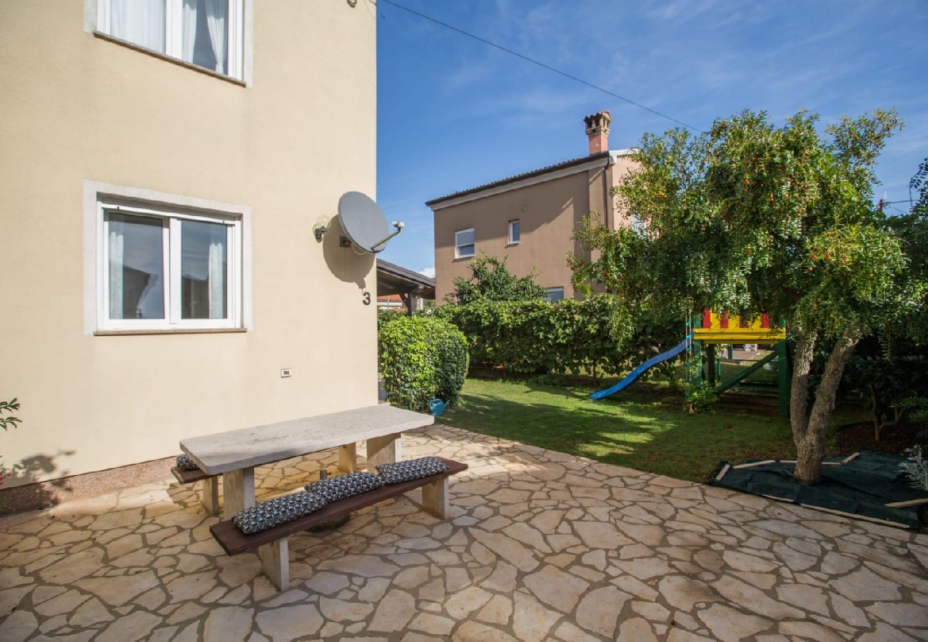 Appartement à Umag - Appartement dans Umag avec terrasse, Climatisation, WIFI, Machine à laver (244-2)