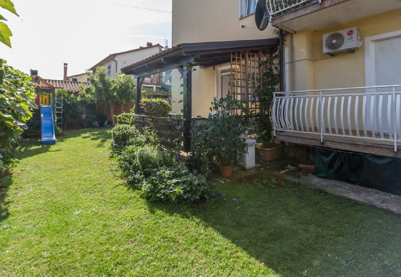 Appartement à Umag - Appartement dans Umag avec terrasse, Climatisation, WIFI, Machine à laver (244-2)