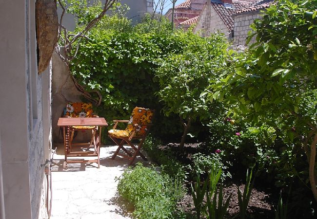 Studio à Hvar - Appartement Studio dans Hvar avec terrasse, Climatisation, WIFI, Machine à laver (221-1) Studio à Hvar - Appartement Studio dans Hvar avec terrasse, Climatisation, WIFI, Machine à laver (221-1)