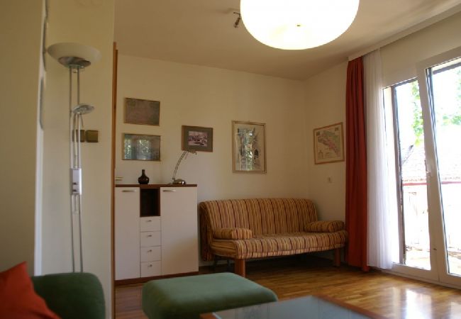 Appartement à Hvar - Appartement dans Hvar avec Balcon, Climatisation, WIFI, Machine à laver (221-2) Appartement à Hvar - Appartement dans Hvar avec Balcon, Climatisation, WIFI, Machine à laver (221-2)