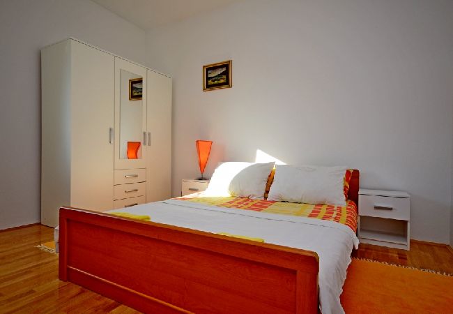 Appartement à Kaštel Sucurac - Appartement dans Kaštel Sućurac avec vue mer, Balcon, Climatisation, WIFI (570-1) Appartement à Kaštel Sucurac - Appartement dans Kaštel Sućurac avec vue mer, Balcon, Climatisation, WIFI (570-1)