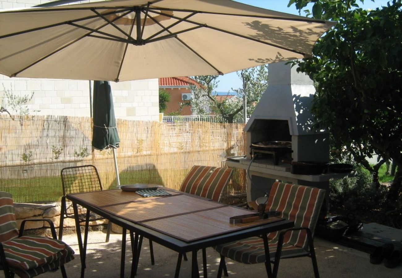 Appartement à Sumartin - Appartement dans Sumartin avec terrasse, Climatisation, Machine à laver, Lave-vaisselle (597-1)