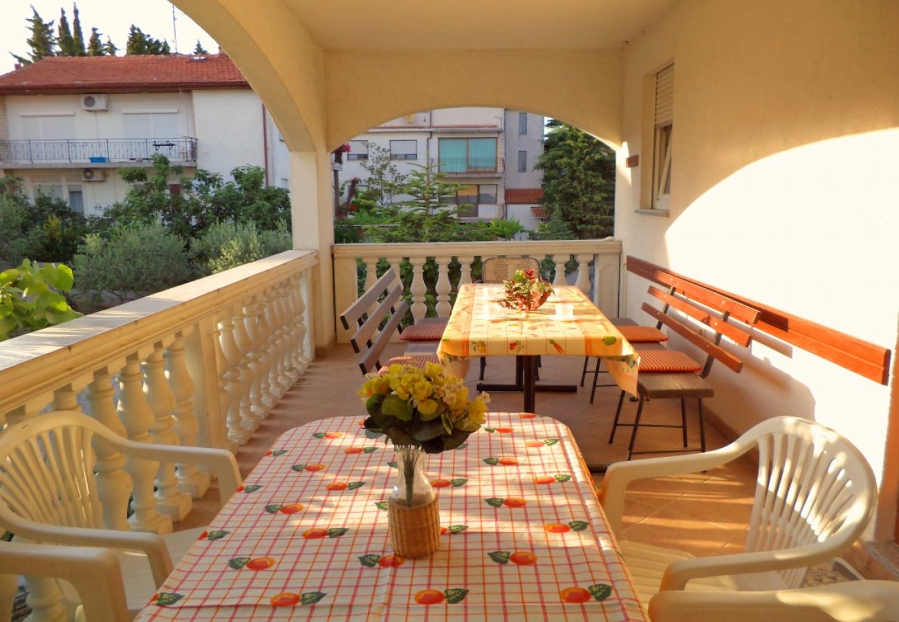 Appartement à Pula - Appartement dans Pula avec terrasse, Climatisation, WIFI, Machine à laver (633-1)