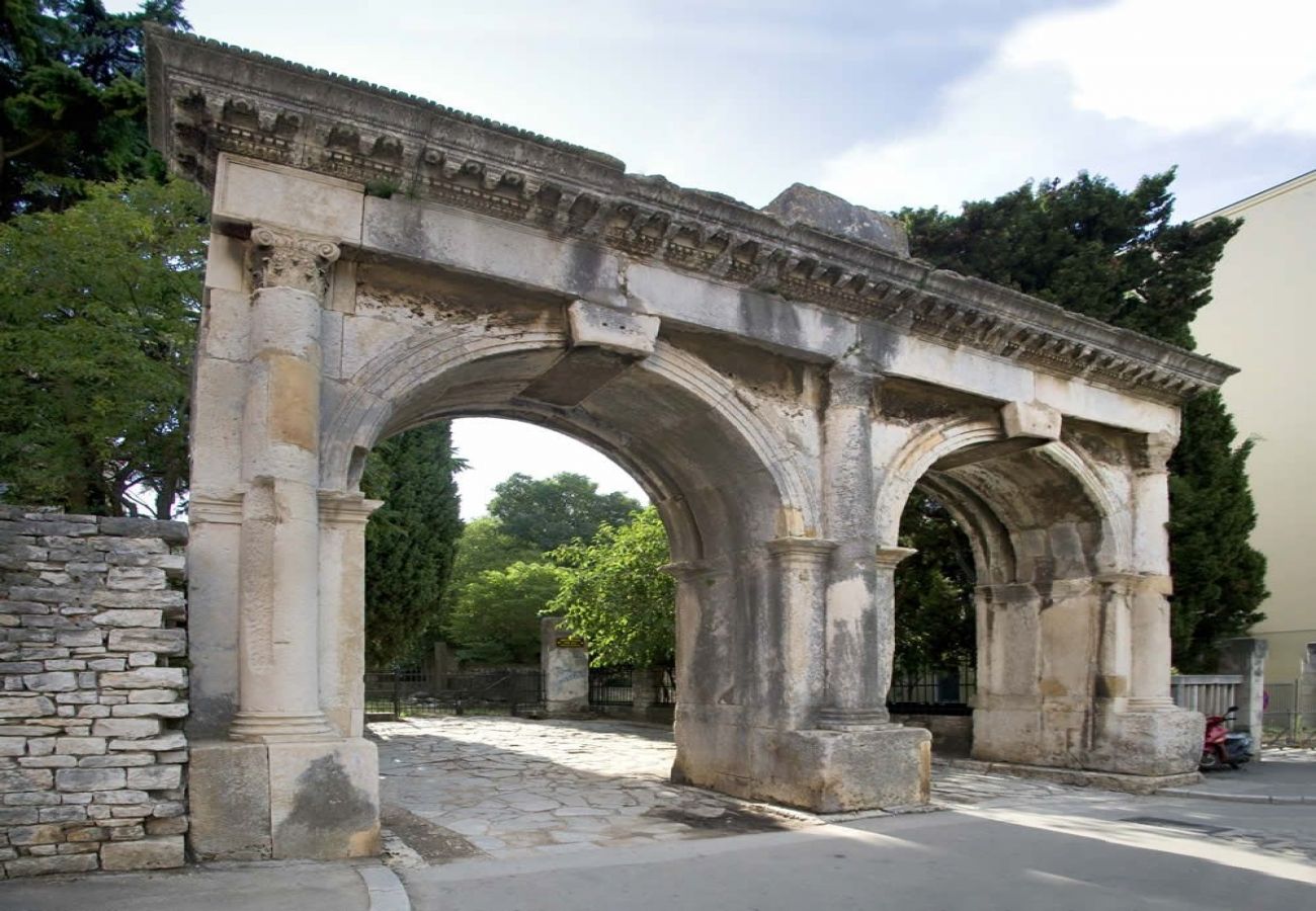 Appartement à Pula - Appartement dans Pula avec terrasse, Climatisation, WIFI, Machine à laver (633-1)