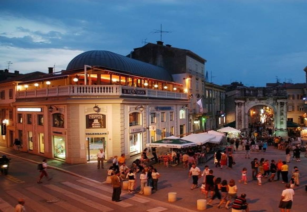 Appartement à Pula - Appartement dans Pula avec terrasse, Climatisation, WIFI, Machine à laver (633-1)