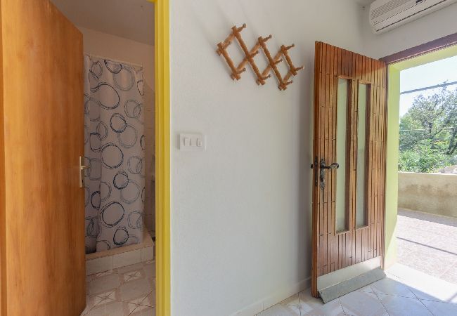 Appartement à Karbuni - Appartement dans Karbuni avec vue mer, terrasse, Climatisation, WIFI (217-3) Appartement à Karbuni - Appartement dans Karbuni avec vue mer, terrasse, Climatisation, WIFI (217-3)