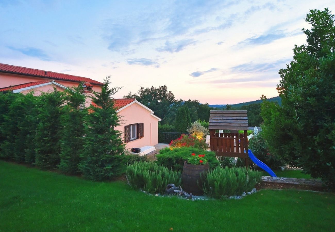 Maison à Ripenda Kras - Maison de vacances dans Ripenda Kras avec loggia, Climatisation, WIFI, Machine à laver (676-1)