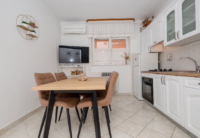 Appartement à Palit - Appartement dans Palit avec terrasse, Climatisation, WIFI, Lave-vaisselle (820-2) Appartement à Palit - Appartement dans Palit avec terrasse, Climatisation, WIFI, Lave-vaisselle (820-2)