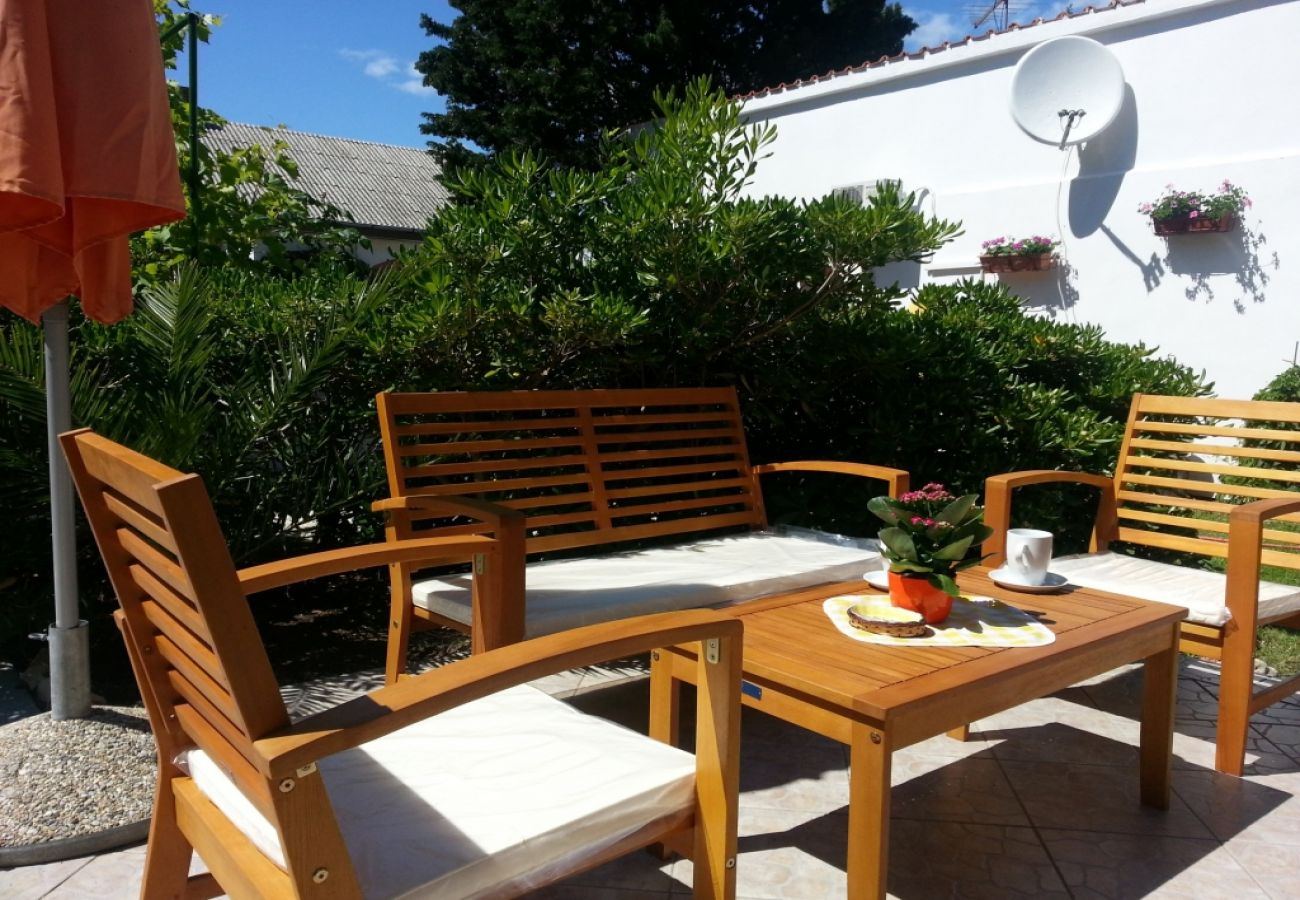 Appartement à Privlaka - Appartement dans Sabunike avec terrasse, Climatisation, WIFI, Machine à laver (231-1)