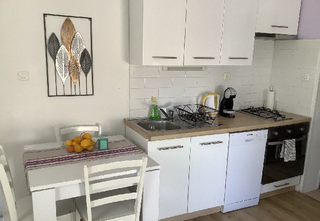Appartement à Bibinje - Appartement dans Bibinje avec terrasse, Climatisation, WIFI, Machine à laver (877-2) Appartement à Bibinje - Appartement dans Bibinje avec terrasse, Climatisation, WIFI, Machine à laver (877-2)