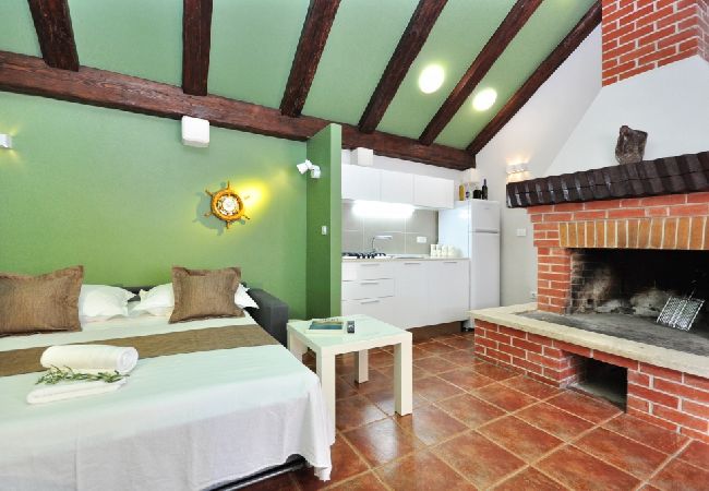 Maison à Pucišca - Maison de vacances dans Pučišća avec terrasse, WIFI, Machine à laver (887-1) Maison à Pucišca - Maison de vacances dans Pučišća avec terrasse, WIFI, Machine à laver (887-1)