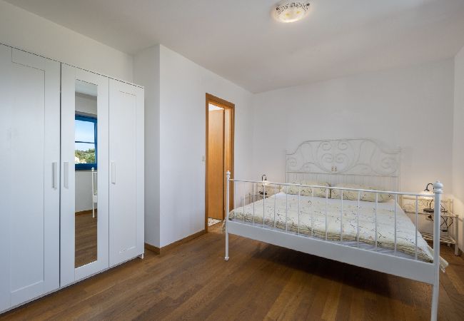 Maison à Supetarska Draga - Maison de vacances dans Supetarska Draga avec vue mer, terrasse, Climatisation, WIFI (890-1) Maison à Supetarska Draga - Maison de vacances dans Supetarska Draga avec vue mer, terrasse, Climatisation, WIFI (890-1)