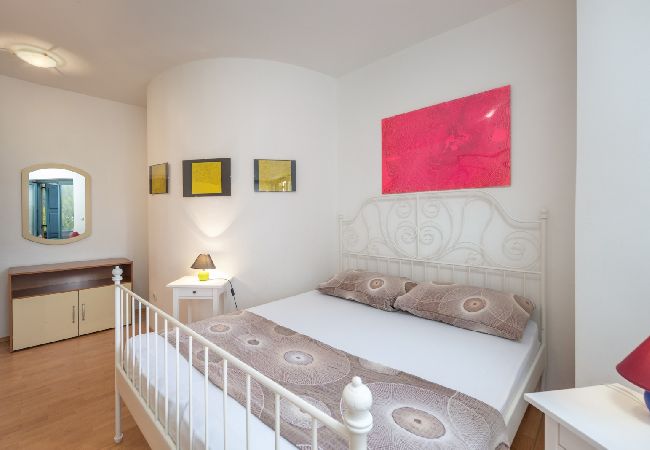 Appartement à Supetarska Draga - Appartement dans Supetarska Draga avec vue mer, Balcon, Climatisation, WIFI (3321-2) Appartement à Supetarska Draga - Appartement dans Supetarska Draga avec vue mer, Balcon, Climatisation, WIFI (3321-2)