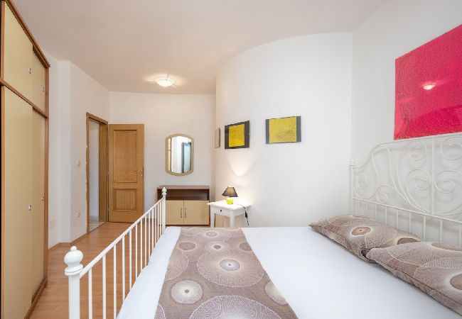 Appartement à Supetarska Draga - Appartement dans Supetarska Draga avec vue mer, Balcon, Climatisation, WIFI (3321-2) Appartement à Supetarska Draga - Appartement dans Supetarska Draga avec vue mer, Balcon, Climatisation, WIFI (3321-2)