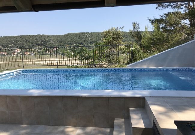 Appartement à Supetarska Draga - Appartement dans Supetarska Draga avec vue mer, Balcon, Climatisation, WIFI (3321-2) Appartement à Supetarska Draga - Appartement dans Supetarska Draga avec vue mer, Balcon, Climatisation, WIFI (3321-2)