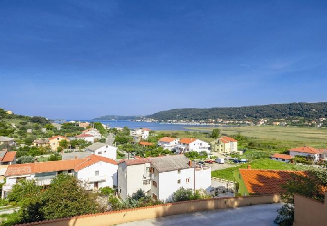 Appartement à Supetarska Draga - Appartement dans Supetarska Draga avec vue mer, Balcon, Climatisation, WIFI (3321-2) Appartement à Supetarska Draga - Appartement dans Supetarska Draga avec vue mer, Balcon, Climatisation, WIFI (3321-2)