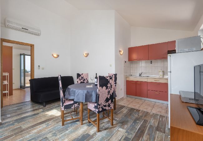 Appartement à Supetarska Draga - Appartement dans Supetarska Draga avec vue mer, Balcon, Climatisation, WIFI (3321-3) Appartement à Supetarska Draga - Appartement dans Supetarska Draga avec vue mer, Balcon, Climatisation, WIFI (3321-3)