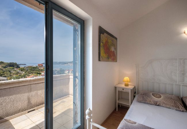 Appartement à Supetarska Draga - Appartement dans Supetarska Draga avec vue mer, Balcon, Climatisation, WIFI (3321-3) Appartement à Supetarska Draga - Appartement dans Supetarska Draga avec vue mer, Balcon, Climatisation, WIFI (3321-3)